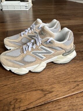 New Balance 9060 sneakers sz 7 women’s EUC light tan, cream, white & gray color